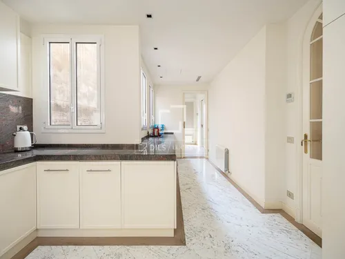 5 Bedrooms Apartment in Pau Claris