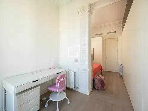 5 Bedrooms Apartment in Pau Claris