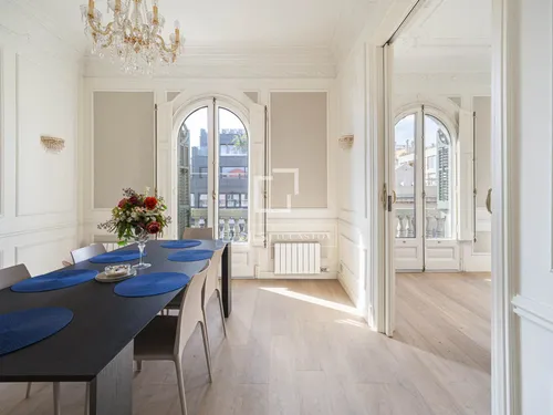 5 Bedrooms Apartment in Pau Claris