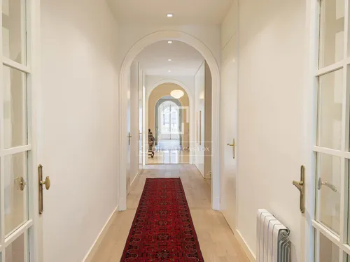 5 Bedrooms Apartment in Pau Claris