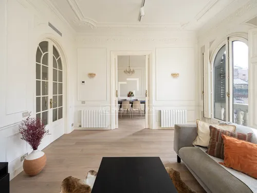 Stunning 236 m² Eixample Dreta apartment for sale on Pau Claris: 5 bedrooms, 3 bathrooms, fully renovated, concierge, rooftop terrace, south-west balcony, classic charm & modern luxury.