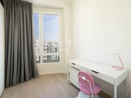 5 Bedrooms Apartment in Pau Claris
