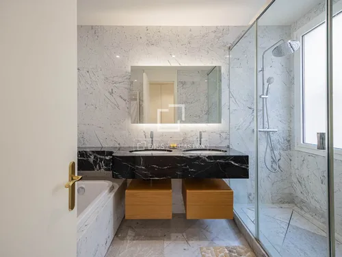 5 Bedrooms Apartment in Pau Claris