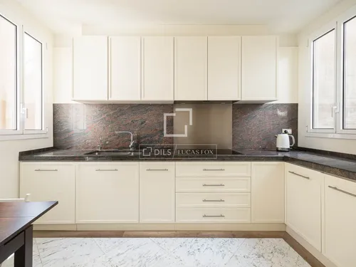 5 Bedrooms Apartment in Pau Claris