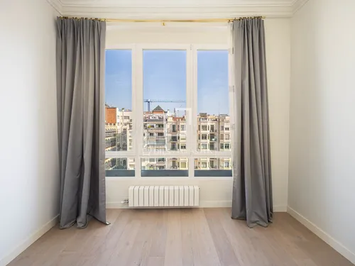 5 Bedrooms Apartment in Pau Claris