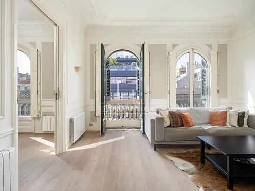 5 Bedrooms Apartment in Pau Claris