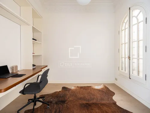 5 Bedrooms Apartment in Pau Claris