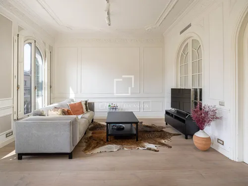 5 Bedrooms Apartment in Pau Claris