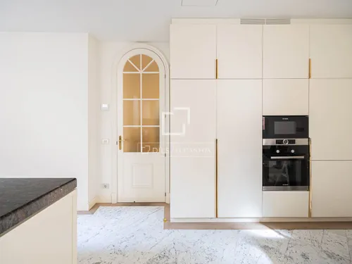 5 Bedrooms Apartment in Pau Claris