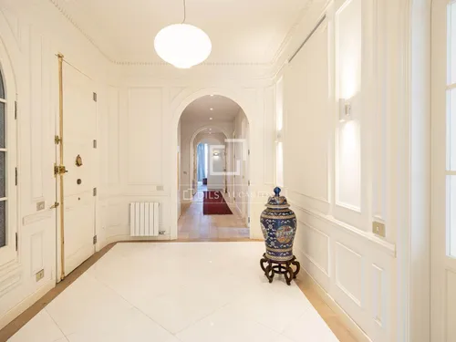 5 Bedrooms Apartment in Pau Claris