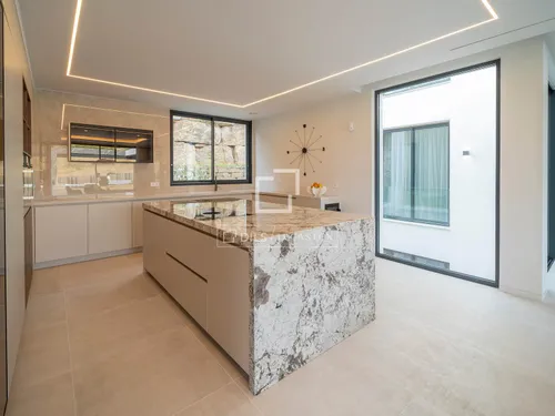 6 Bedrooms House / Villa in Carretera de Benahavis