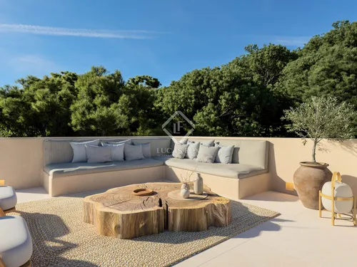 4 Bedrooms House / Villa in Carrer Islandia