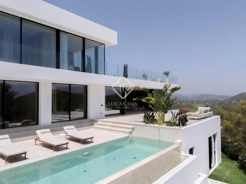New construction design villa in a prestigious urbanization in Roca Llisa. Turnkey ready