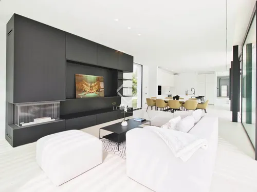 4 Bedrooms House / Villa in Carrer Gerardo Diego