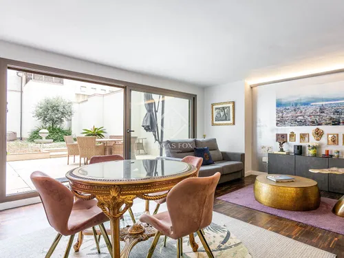 Excellent 2 Bedroom apartment with 100m² terrace for sale in Eixample Right