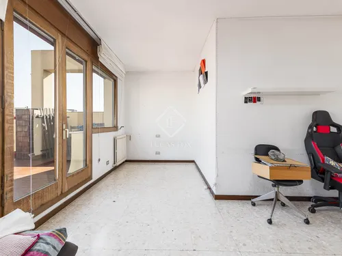 6 Bedrooms Apartment in Via Augusta