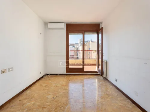 6 Bedrooms Apartment in Via Augusta