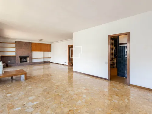 6 Bedrooms Apartment in Via Augusta