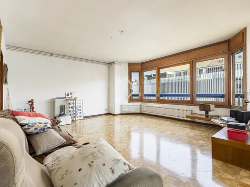 6 Bedrooms Apartment in Via Augusta