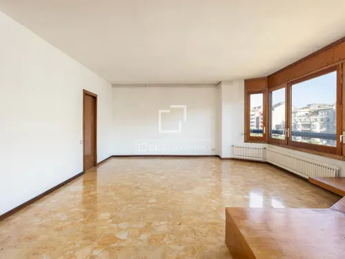 6 Bedrooms Apartment in Via Augusta