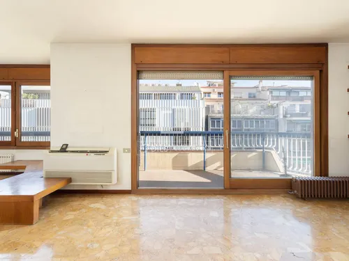 6 Bedrooms Apartment in Via Augusta