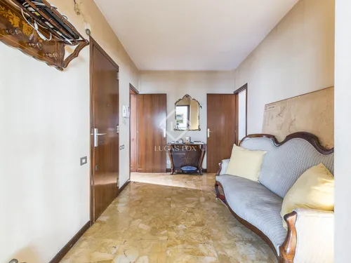6 Bedrooms Apartment in Via Augusta