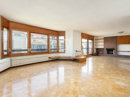 6 Bedrooms Apartment in Via Augusta