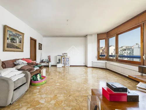 6 Bedrooms Apartment in Via Augusta