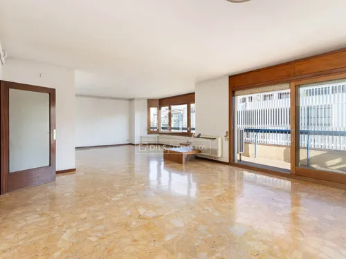 6 Bedrooms Apartment in Via Augusta