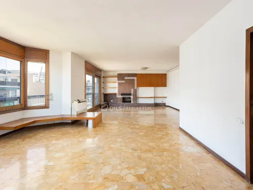 6 Bedrooms Apartment in Via Augusta