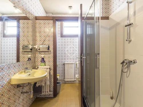 6 Bedrooms Apartment in Via Augusta