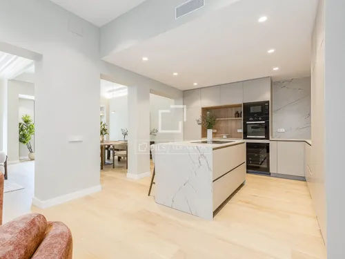 5 Bedrooms Apartment in Muntaner