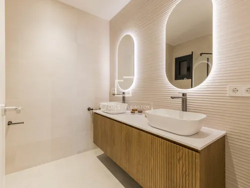 5 Bedrooms Apartment in Muntaner