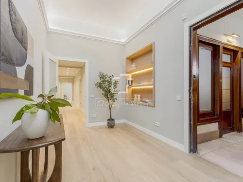 5 Bedrooms Apartment in Muntaner