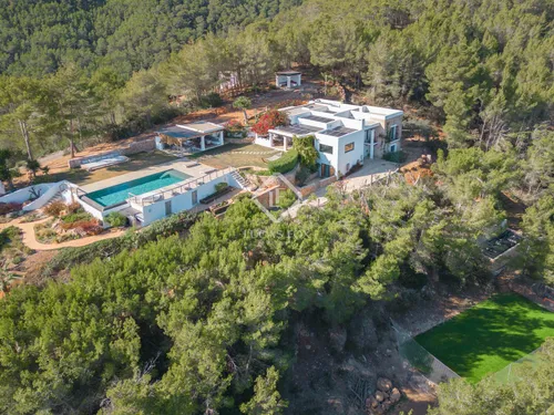 Exquisite hilltop estate with panoramic sea views and complete privacy