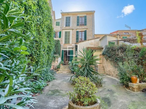 6 Bedrooms House / Villa in carrer de sa lluna