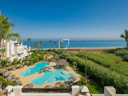 Bahía del Velerín Penthouse – Frontline Beach Residence with Panoramic Sea Views, Private Rooftop Terrace and Exclusive Facilities in Estepona