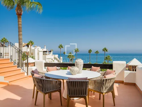 Bahía del Velerín Penthouse – Frontline Beach Residence with Panoramic Sea Views, Private Rooftop Terrace and Exclusive Facilities in Estepona