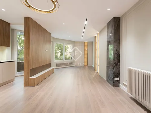 Elegant renovated apartment for sale in the prestigious "Golden Square" of Barcelona