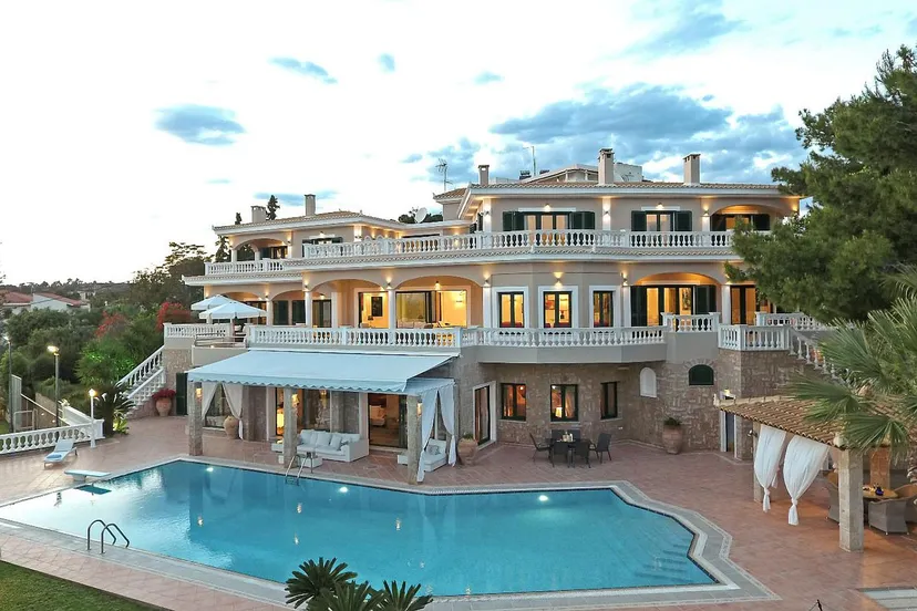 9 Bedroom Villa in Center