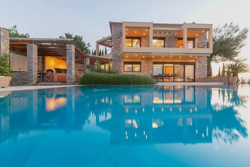 4 Bedroom Villa in Agioi Apostoloi