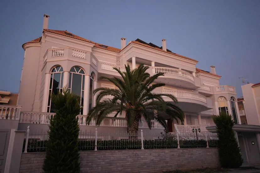 14 Bedroom House in Center