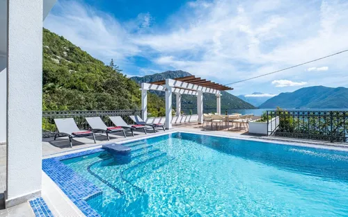 5 Bedrooms Property in Kotor