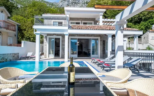 5 Bedrooms Property in Kotor