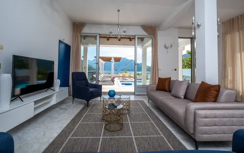 5 Bedrooms Property in Kotor