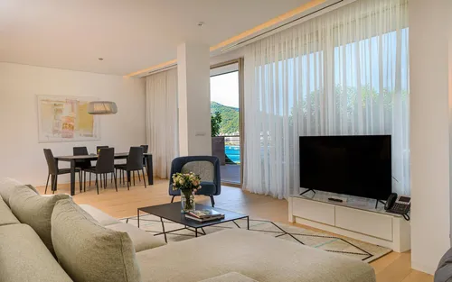 2 Bedrooms Apartment in Dukley Gardens