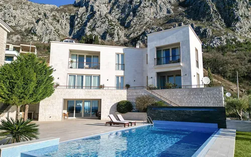 4 Bedrooms Villa in Blizikuce