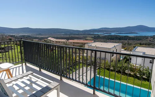4 Bedrooms Villa in Kavac