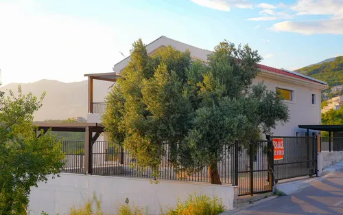 4 Bedrooms Villa in Blizikuce