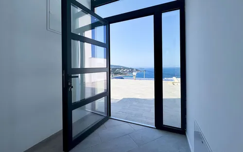 4 Bedrooms Villa in Utjeha